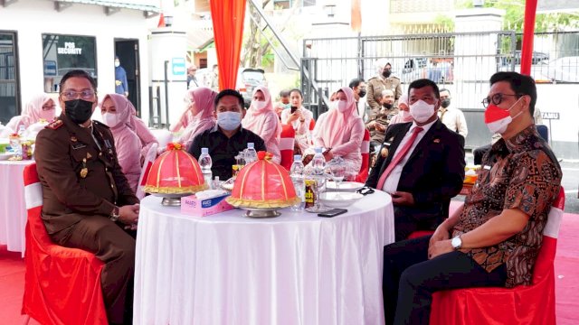 Bupati Bulukumba H. A. Muchtar Ali Yusuf menghadiri acara ramah tamah serta syukuran dalam rangka memperingati Hari Bhakti Adhyaksa ke-61 dan HUT Ikatan Adhyaksa Dharmakarini ke-21 di Kantor Kejaksaan Negeri Bulukumba, kamis (22/7/2021)