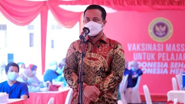 Pelaksana Tugas Gubernur Sulawesi Selatan, Andi Sudirman Sulaiman meninjau langsung pelaksanaan Vaksinasi Massal untuk Pelajar yang berlangsung di SMKN 10 Makassar, Jalan Bonto Manai, Rabu (14/7/2021).