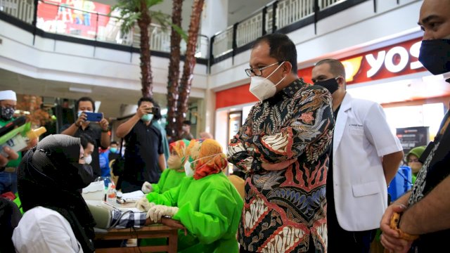 Walikota Makassar, Mohammad Ramdhan Danny Pomanto Memantau Proses Vaksinasi di Salah Satu Mall di Makassar Beberapa Waktu Lalu