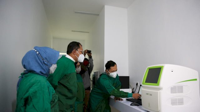 Lab PCR di RSUD Daya, Makassar, Minggu (1/8/2021).