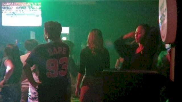 Potret suasana Bar yang berdiri di sekitar kompleks pasar Toddopuli, Makassar, Sulawesi Selatan, Sabtu (31/7/2021) || (Dok: Tim)