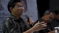 ‘Warga Dibatasi Tapi Tak Diberi Makan’ Jadi Penyebab Kepercayaan Terhadap Jokowi Meluncur di Bawah 50 Persen