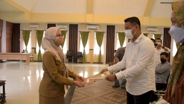 Bupati Luwu Utara, Indah Putri Indriani menyerahkan secara simbolis 897 unit hunian tetap (huntap) type 36 bagi para korban banjir bandang segera akan dikerjakan. 