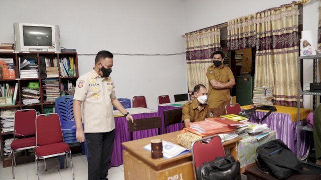 Bupati Bantaeng, DR Ilham Azikin melakukan kunjungan mendadak di SMP Negeri 1 Bantaeng, Selasa, 3 Agusutus 2021. Dalam kunjungan itu, dia memantau pelaksanaan Pembelajaran Jarak Jauh (PJJ) yang digelar di sekolah itu.