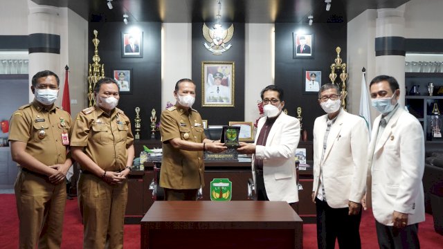  Bupati Luwu, Dr H Basmin Mattayang, M.Pd melakukan Penandatanganan Nota Kesepahaman (Memorandum of Understanding) dengan Rektor Universitas Andi Djemma Palopo, Dr Marsus Suti, M.Kes di ruang kerjanya, Kompleks Kantor Bupati Luwu, Kelurahan Senga Kecamatan Belopa, Selasa (2/8/2021)