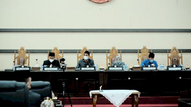 Rapat paripurna DPRD Makassar terkait pengesahan Ranperda BUMD Perumda Pasar Makassar Raya menjadi perda, Rabu (4/8).