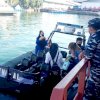 TNI AL Di Makassar Laksanakan Waspam Pergeseran Pasien dan Logistik Isolasi Apung Covid-19 KM Umsini