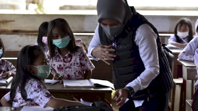 Bupati Luwu Utara Indah Putri Indriani, pagi tadi mengunjungi UPT SD Negeri 072 Eno untuk memastikan pelaksnaan tatap muka di sekolah yang ada di wilayah terpencil itu berjalan dengan menerapkan protokol kesehatan.
