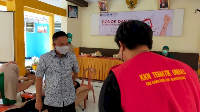 Trotoar.id, Bantaeng, - Bupati Bantaeng, Ilham Syah Azikin disela - sela kesibukannya memantau jalannya donor darah yang dilaksanakan di Kantor Camat Tompobulu, Kelurahan Banyorang, Kecamatan Tompobulu, Kamis (5/8).