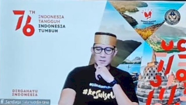 Menteri Pariwisata dan Ekonomi Kreatif, Sandiaga Uno, memakai baju pemberian Forum Pariwisata Sulsel, saat melakukan zoom meeting dengan Politeknik Pariwisata se Indonesia, Kamis, 5 Agustus 2021. 