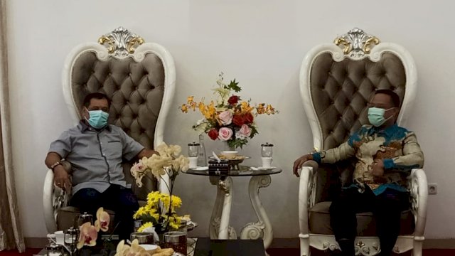 Langkah Nurdin Halid untuk kembali mencalonkan diri pada Pemilihan Gubernur dan Wakil Gubernur Tahun 2024 mendatang mulai terlihat, hingga Wakil Ketua Umum DPP Golkar ini menemui Plt Gubernur Andi Sudirman Sulaiman.&nbsp;