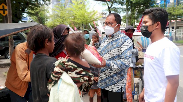 Gerakan Berbagi Untuk Warga yang diprakarsai Kepala Badan Intelejen Negara Daerah (Kabinda) Sulsel merupakan salah satu program yang bertujuan menringankan beban masyarakat di Masa pandemi.