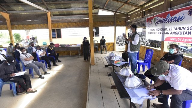 Trotoar.Id, Masamba -- Wakil Bupati Luwu Utara, Suaib Mansur membuka sosialisasi Undang undang No 22 tahun 2009 tentang lalu lintas dan angkutan jalan. Dalam kegiatan itu Suaib mengajak masyarakat Kecamatan Seko menjadi pelopor keselamatan berlalu lintas.