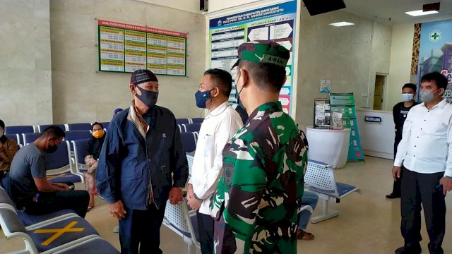 Bupati Bantaeng, Ilham Syah Azikin bersama Forkopimda memantau jalannya vaksinasi ketiga untuk para tenaga kesehatan di RSUD Prof Anwar Makkatutu Bantaeng, Jum'at (6/8).