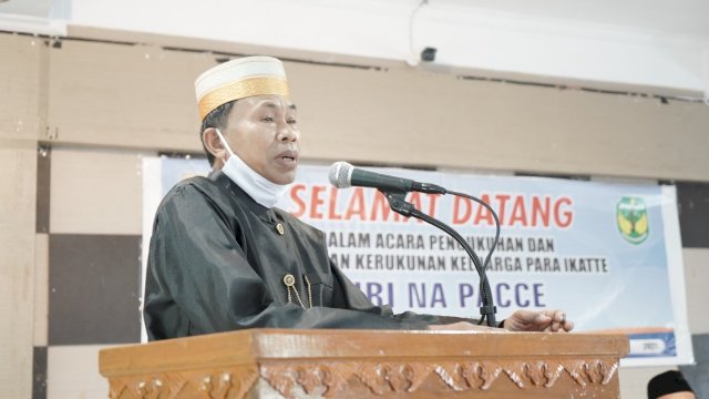 Sekretaris Daerah Kabupaten Luwu, Drs H Sulaiman MM mengukuhkan Pengurus Daerah Kerukunan Keluarga Paraikatte Kabupaten Luwu Periode 2021-2024 di aula Kantor Bappelitbangda, Kelurahan Senga Kecamatan Belopa, Jum&rsquo;at (6/8/2021)