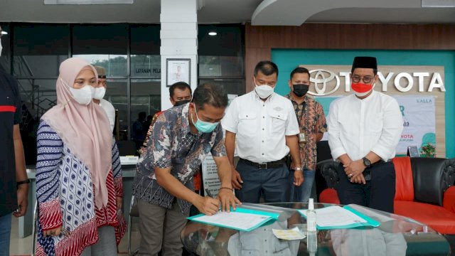 Yayasan Hadji Kalla melalui Kalla Toyota Bulukumba menyerahkan bantuan Corporate Social q (CSR) kepada Pemerintah Kabupaten (Pemkab) Bulukumba, jumat (6/8/2021).