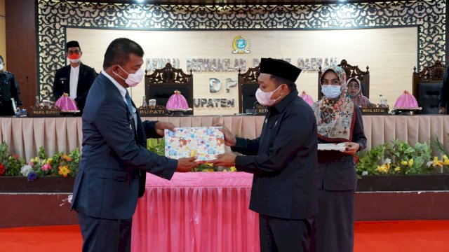 DPRD Kabupaten Bulukumba menggelar Rapat Paripurna dengan agenda Penyerahan Rancangan Akhir Peraturan Daerah (Ranperda) Rencana Pembangunan Jangka Menengah Daerah (RPJMD) Kabupaten Bulukumba Tahun 2021-2026, jumat (6/8/2021) di Ruang Rapat Paripurna DPRD Bulukumba.