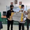 Baznas Makassar Salurkan Beasiswa Kepada 100 Dhuafa
