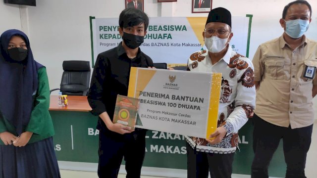 Baznas Makassar Salurkan Beasiswa Kepada 100 Dhuafa