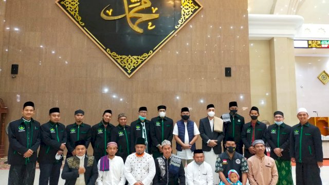 Bupati Bantaeng, Ilham Syah Azikin bersama Ikatan Da'i Muda Indonesia (IDMI) Bantaeng dan masyarakat dengan menerapkan protokol kesehatan melaksanakan sholat subuh berjamaah di Masjid Agung Syekh Abdul Gani, Kecamatan Bantaeng (7/8) pagi.