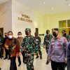 Panglima TNI dan Kapolri Tinjau Fasilitas Isolasi Terintegrasi di Asrama Haji Sudiang