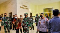 Panglima TNI dan Kapolri Tinjau Fasilitas Isolasi Terintegrasi di Asrama Haji Sudiang
