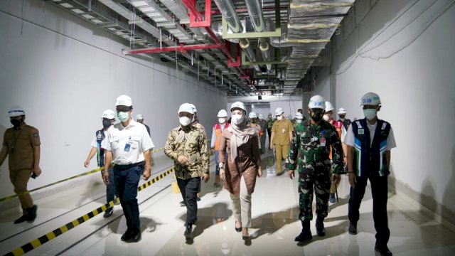 Pelaksana Tugas Gubernur Sulawesi Selatan (Sulsel), Andi Sudirman Sulaiman, meninjau lokasi pembangunan perluasan Bandara Internasional Sultan Hasanuddin Makassar, Senin, 9 Agustus 2021. 