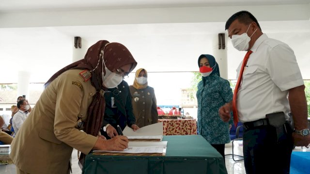 Dinas Kependudukan dan Pencatatan Sipil Kabupaten Bulukumba menggelar sosialisasi sekaligus launching program Pelayanan Dokumen Kependudukan Secara Daring Dimasa Pandemi Covid-19, senin (9/8/2021) di Pendopo Rujab Bupati.