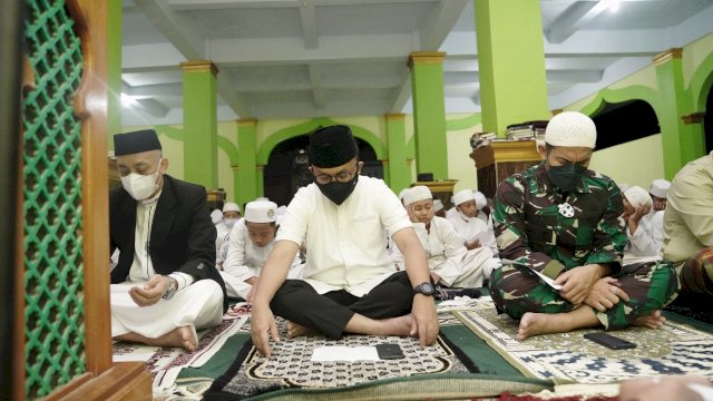 Bupati Bantaeng, Ilham Syah Azikin didampingi unsur Forkopimda dan sejumlah Kepala OPD dan jajarannya menyambut datangnya tahun baru Islam 1 Muharram 1443 Hijriah di pondok pesantren As'adiyah Dapoko, Desa Ulugalung, Kecamatan Eremerasa, Selasa (10/8) dini hari.