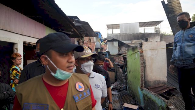 Plt Gubernur Sulsel meninjau lokasi kebakaran.