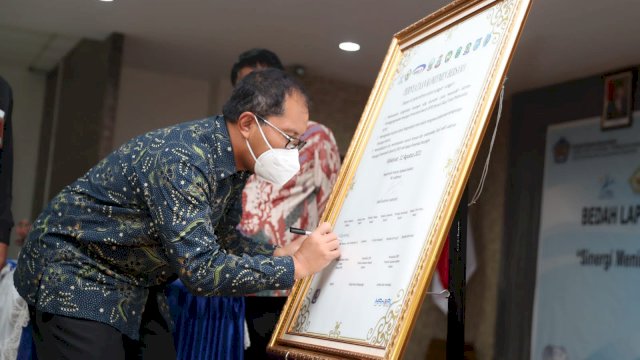 Wali Kota Makassar, Moh. Ramdhan &lsquo;Danny&rsquo; Pomanto menghadiri kegiatan focus group discussion LKPD tahun 2020 dan penandatanganan nota kesepahaman dalam rangka peningkatan kualitas pengelolaan keuangan pemerintah pusat dan daerah,di gedung keuangan provinsi Sulawesi Selatan, Kamis (12/08/21).