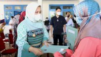 Fatmawati Rusdi Serahkan 50 Hand Traktor dan 50 Cultivator ke Kelompok Tani Makassar
