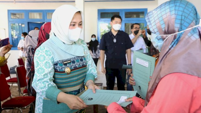 Fatmawati Rusdi Serahkan 50 Hand Traktor dan 50 Cultivator ke Kelompok Tani Makassar