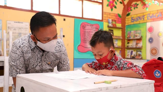 Bupati Bantaeng, Ilham Syah Azikin mengunjungi SD 40 Lumpangang, Desa Biangkeke, Kecamatan Pa'jukukang, Kamis (12/8). Kunjungan itu untuk melihat jalannya proses belajar tatap muka yang telah berlangsung mulai hari ini.