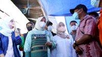 Wawali Fatmawati Serahkan Bantuan Korban Kebakaran Kampung Lepping Kelurahan Jongaya