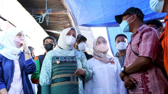 Wakil Walikota Makassar Fatmawati Rusdi meninjau langsung, warga korban kebakaran di Kampung Lepping kelurahan Jongayya Kecamatan Tamalate. Kamis (12/8/2021).