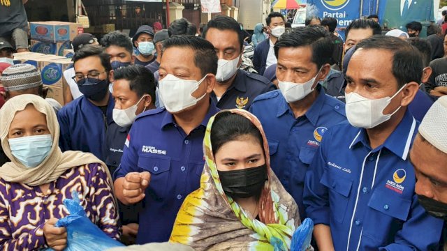 Tangis Haru dan Bahagia Korban Kebakaran di Makassar Saat Rusdi Masse Bawa Bantuan