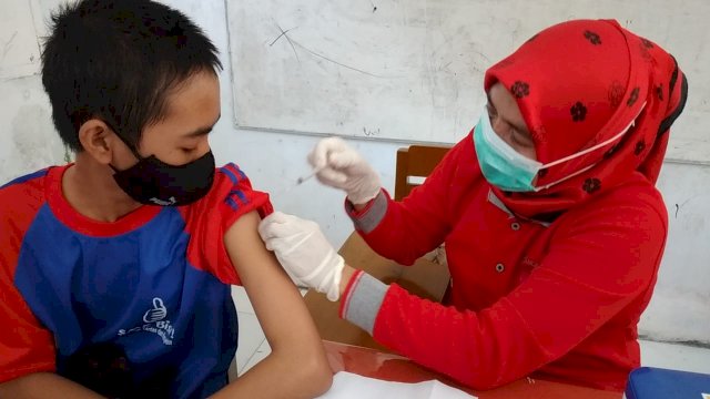 Proses vaksinasi bagi pelajar yang digelar oleh Binda Sulsel bersama sejumlah sekolah menengah di Kota Makassar, Sabtu (14/8). | Dok: Istimewa.