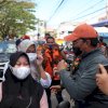 Walkot Makassar Turun Bagi-bagi Masker ke Pengendara di Pasar Antang