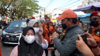 Walkot Makassar Turun Bagi-bagi Masker ke Pengendara di Pasar Antang
