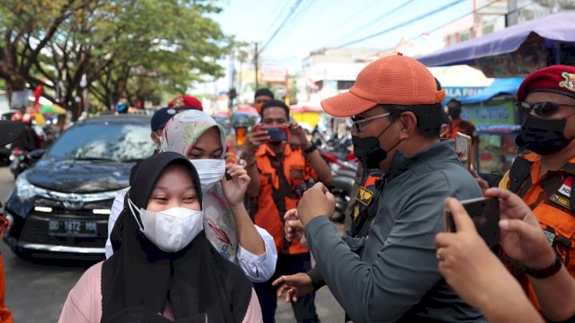 Walkot Makassar Turun Bagi-bagi Masker ke Pengendara di Pasar Antang