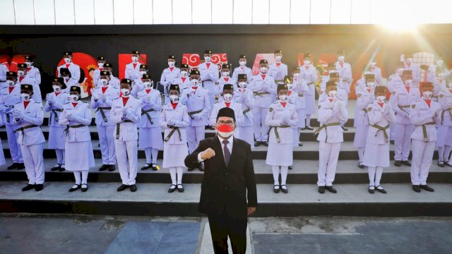 Wali Kota Makassar bersama puluhan Paskibraka di Makassar.