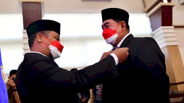 Sematkan Satyalancana ke 1.835 PNS Pemprov, Sudirman Sulaiman Pesan Terus Berkarya