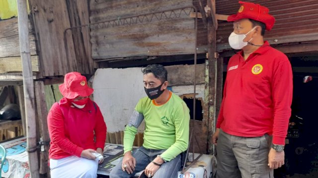 Vaksinasi door to door yang digelar oleh Badan Intelijen Negara di Kota Makassar, Senin (16/8).