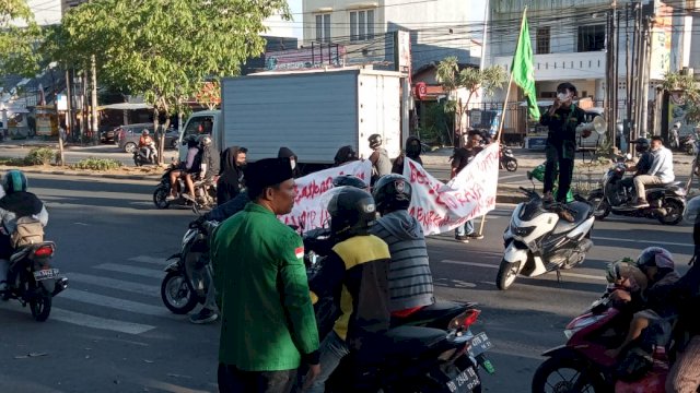Aksi demonstrasi PB IPMIL Raya di depan Kantor Gubernur Sulsel, Jalan Urip Sumoharjo, Makassar. Senin (16/8).