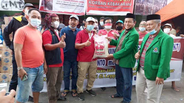 PP KKT Jeneponto bersama Lazista PP KKT menyerahkan bantuan sosial kepada korban kebakaran di Kampung Lepping, Jl Muh Tahir, Kelurahan Jongaya, Kecamatan Tamalate, Kota Makassar, Selasa (17/8/2021). foto: istimewa 
 
