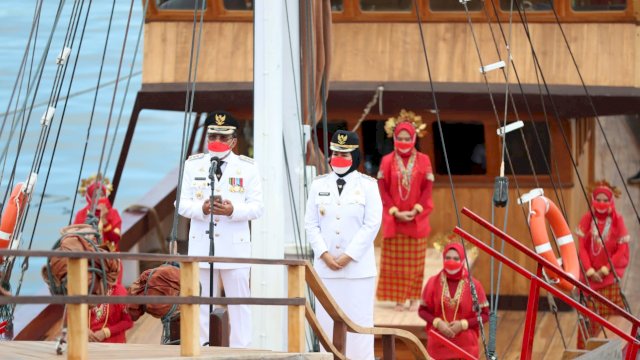 Wali Kota Makassar bersama Wakil Wali Kota Makassar saat berada di atas kapal Phinisi.