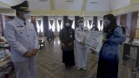 Peringati Hut RI Ke 76, Bupati Lutra Serahkan Uang Duka Ke Ahli Waris