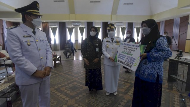 Pada Peringatan Ulang Tahun ke-76 Republik Indonesia, Bupati Luwu Utara, Indah Putri Indriani Menyerahkan santunan kematian kepada 2 orang ahli waris aparat pemerintahan berstatus non-PNS,