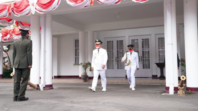 Plt Gubernur Sulsel Andi Sudirman Sulaiman nampak berjalan sendirian tanpa kehadiran sosok Gubernur Sulsel nonaktif Nurdin Abdullah, Selasa (17/8).